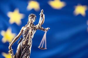 dame gerechtigheid en Europese unie vlag. symbool van wet en gerechtigheid met EU vlag foto