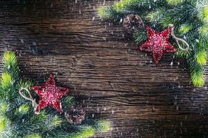 kerstmis. Kerstmis Spar boom met ster en pijnboom ijshoorntje Aan rustiek houten tafel. diagonaal samenstelling grens in besneeuwd atmosfeer foto
