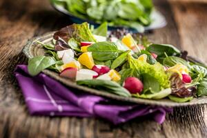 spinazie salade. vers spinazie salade met fruit en groente foto
