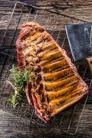 gerookt rauw varkensvlees ribben en rozemarijn kruiden Aan houten bord foto