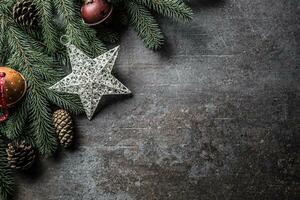 top van visie Kerstmis ster decoraties rinkelen klokken Spar boom pijnboom kegels Aan vrij beton achtergrond foto