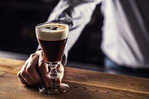 de barman serveert bereid Iers koffie naar gasten in de cafe foto