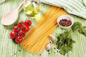 pasta en koken ingrediënten op groene houten achtergrond. foto