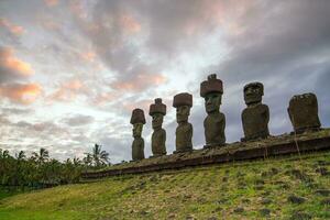 moai met zonsondergang foto