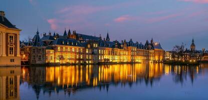 binnenhof kasteel Nederlands parlement stadsgezicht downtown horizon van haag in Nederland foto