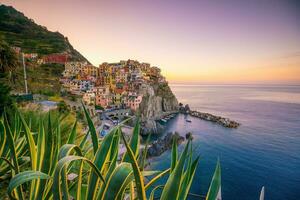 kleurrijk stadsgezicht van gebouwen over- middellandse Zee zee, Europa, cinque terre in Italië foto