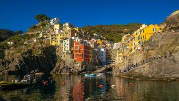 kleurrijk stadsgezicht van gebouwen over- middellandse Zee zee, Europa, cinque terre in Italië foto