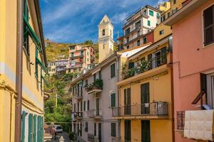 kleurrijk stadsgezicht van gebouwen over- middellandse Zee zee, Europa, cinque terre in Italië foto