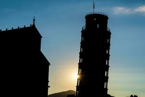 silhouet schot van de beroemd leunend toren in pisa, Italië foto