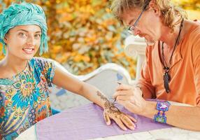 vrouw met henna- tatoeëren Aan haar hand- foto