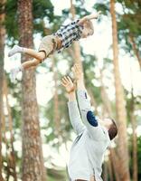 een Mens en een kind zijn spelen in de lucht foto