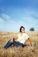 mooi vrouw in een veld- foto