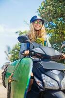 vrouw rijden op een motorfiets foto