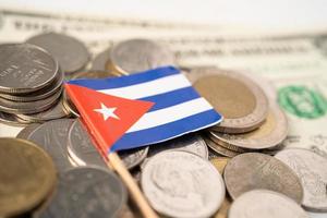 stapel munten met Cuba vlag op witte achtergrond.