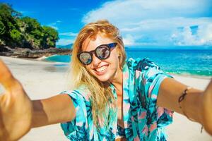 vrouw nemen een selfie Bij de strand foto