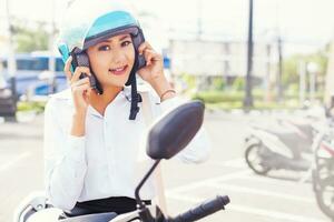 vrouw rijden op een motorfiets foto