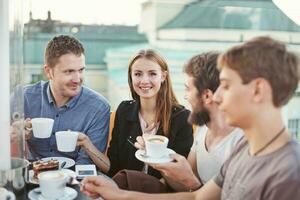 mensen genieten van koffie samen met vrienden focus Aan vrouw ogen foto