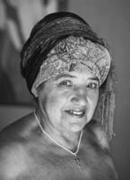 een oud vrouw met een hoofd sjaal Aan foto