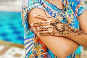 vrouw met henna- tatoeëren Aan haar hand- foto