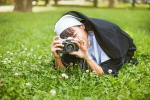 een non nemen een foto met een camera