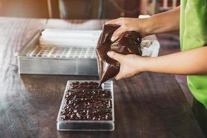 huisvrouw die thuis handgemaakte chocolaatjes maakt