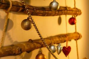 helder Kerstmis samenstelling. gouden guirlande, zilver kerstballen en rood hart vormig snuisterij. plaats voor groet tekst foto