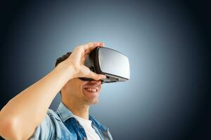 de Mens met bril van virtueel realiteit. toekomst technologie concept. foto