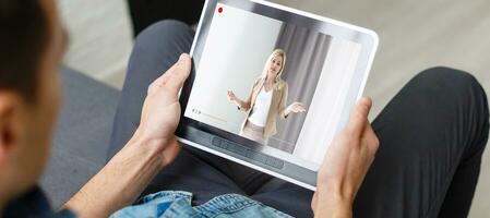 video lessen Aan de tablet scherm, aan het leren online foto