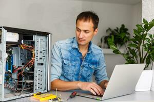 computer ingenieur werken Aan gebroken troosten in zijn kantoor foto