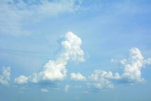 blauwe hemelachtergrond met wolken. foto