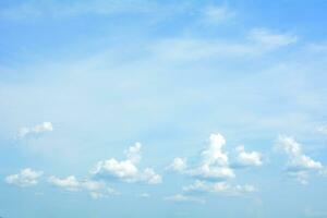 blauwe hemelachtergrond met wolken foto
