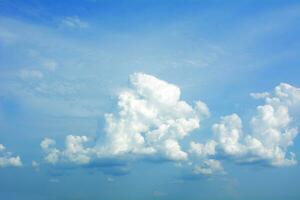 blauwe hemelachtergrond met wolken. foto