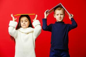 weinig kinderen met boeken geïsoleerd Aan rood foto