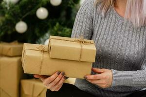 handen van vrouw Holding Kerstmis geschenk doos foto