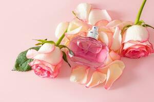een mooi kristal fles van vrouwen parfum met een chique geur leugens Aan de bloemblaadjes van rozen en roos bloemen. leeg fles. foto