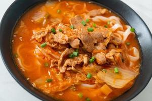 Koreaanse udon ramen-noedels met varkensvlees in kimchi-soep foto