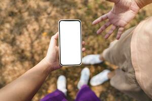 dichtbij omhoog van vrouwen handen Holding cel telefoon blanco kopiëren ruimte scherm. slim telefoon met technologie concept foto