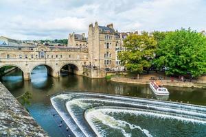 uitzicht op de pulteney bridge rivier avon in Bath, engeland foto