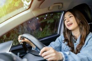 gelukkig Aziatisch vrouw terwijl het rijden in reis, mensen genieten van vervoer, lachend en ontspannende gelukkig vrouw Aan vakantie concept foto