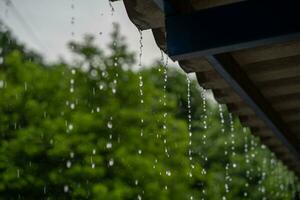 detailopname van regendruppels Aan de dak in de regenachtig seizoen. foto