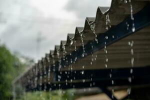 detailopname schot van regen van een regenbui Aan de dak. regenachtig seizoen. foto