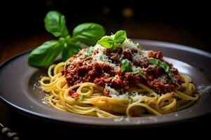 heerlijk pasta met Parmezaanse kaas en bolognese foto