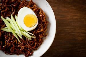 Koreaanse instant noedels met zwarte bonensaus of jajangmyeon of jjajangmyeon foto