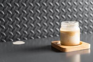 een glas espresso geschoten over koude verse melk creëer een gradiëntlaag genaamd vuile koffie foto