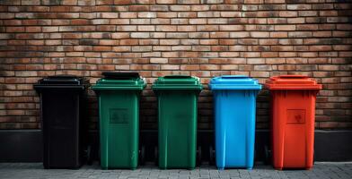 gekleurde vuilnis bakken - groente, zwart, blauw, rood zitten tegen een steen muur, in de stijl van transportkern, plasticien foto