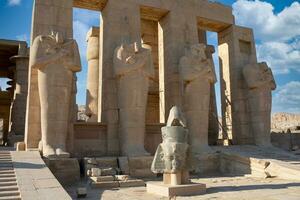 de standbeelden van de farao's Bij de tempel van Karnak foto