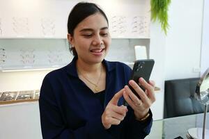 persoon gebruik makend van telefoon, vrouw gebruik makend van mobiel telefoon Bij huis foto