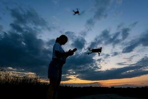 silhouet van vrouw controlerend dar Aan zonsondergang achtergrond foto