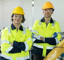 twee mannetje automatisering machine ingenieur studenten aan het studeren opleiding programmeerbaar logica controleur technisch industrieel ingenieur controle robotica met toezicht houden systeem software, automatisering robot arm. foto