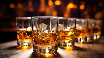 bruin whisky in glas met ijs kubus Aan de bar tafel generatief ai foto